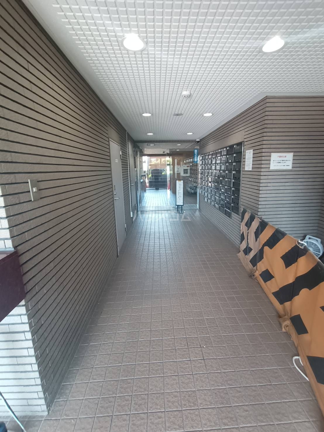 28/30 エントランス