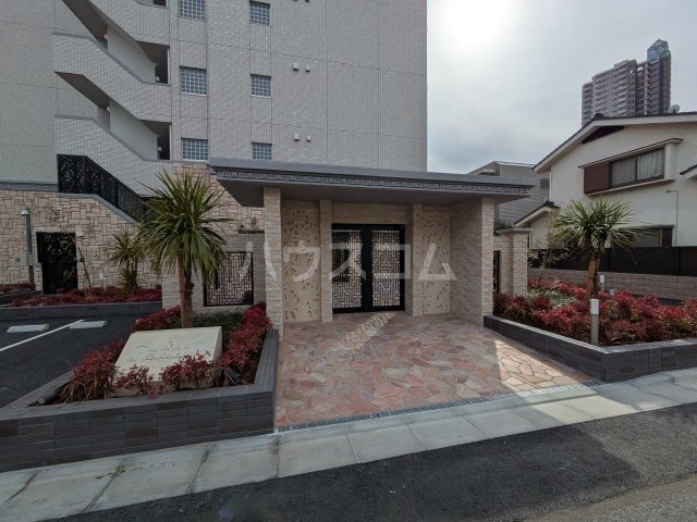 23/30 エントランス