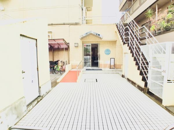 13/22 エントランス