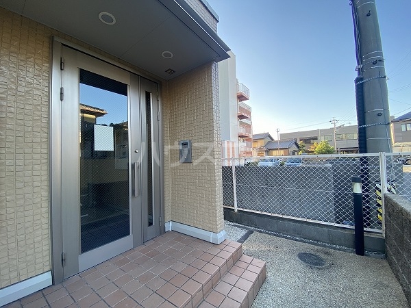 21/30 エントランス