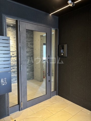 23/27 エントランス