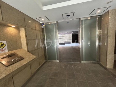 21/30 エントランス