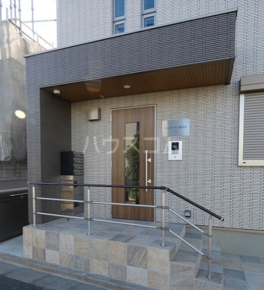 19/30 エントランス