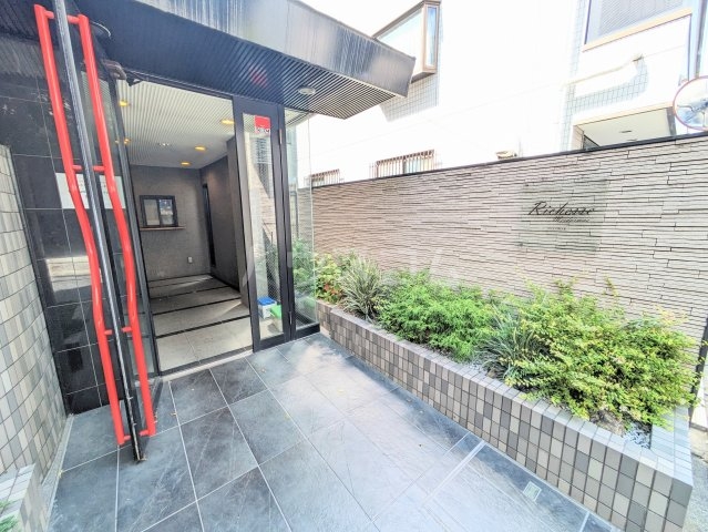 24/27 エントランス