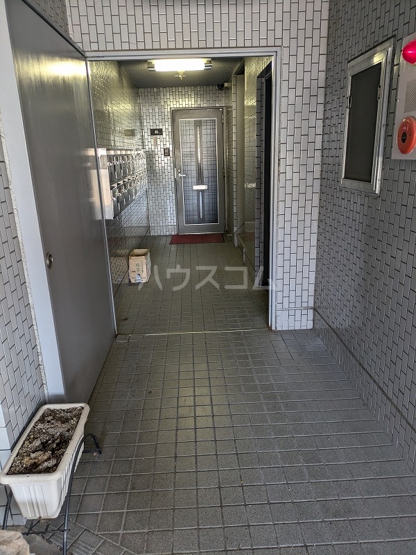 16/19 エントランス