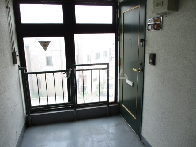 25/27 エントランス