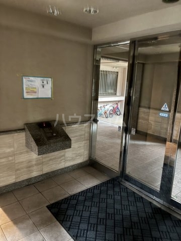 27/30 エントランス