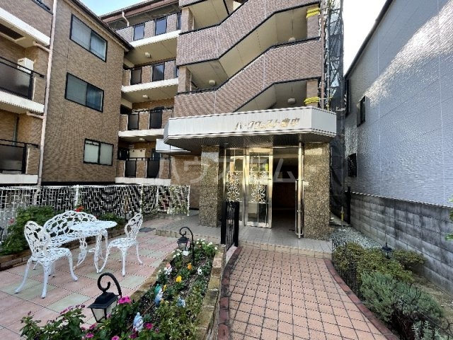 27/30 エントランス