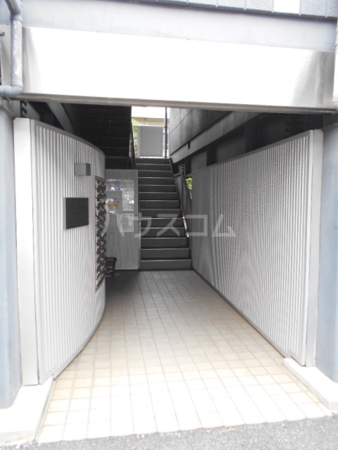 27/30 エントランス