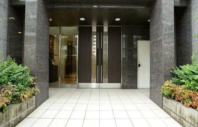 16/23 エントランス