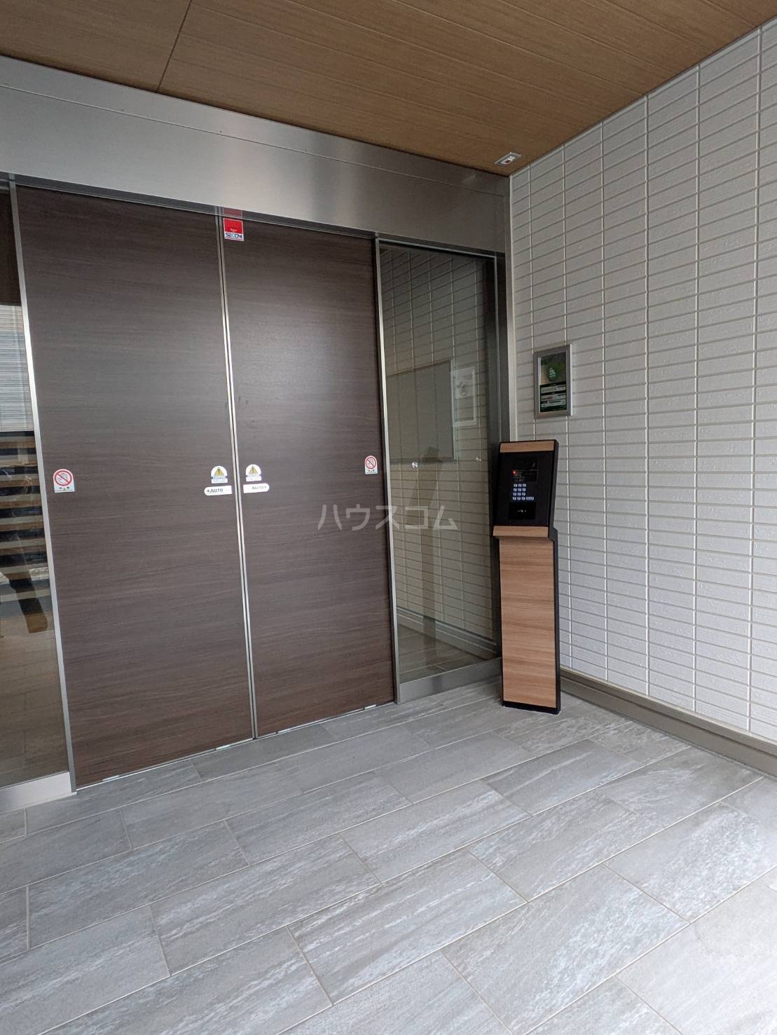 28/30 エントランス