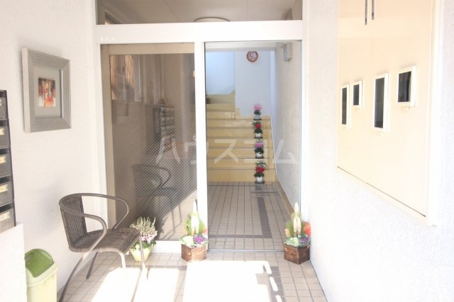 22/27 エントランス