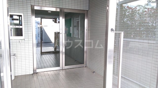 19/30 エントランス