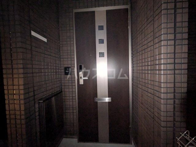 28/30 エントランス