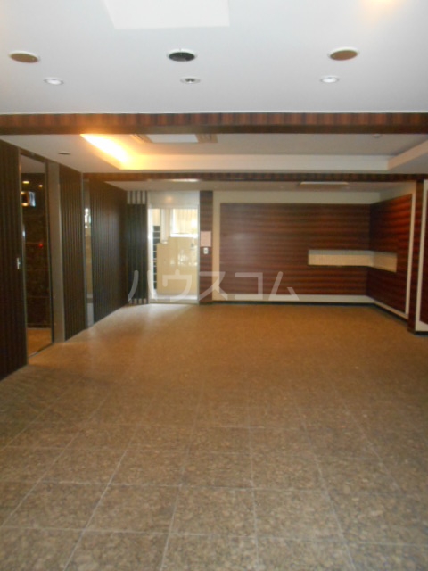 27/30 エントランス