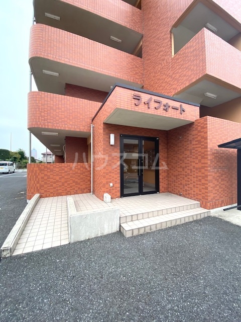 24/25 エントランス