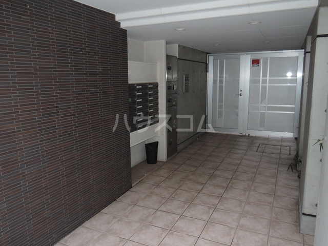 23/27 エントランス