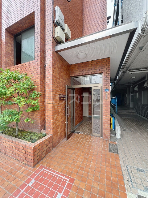 13/18 エントランス