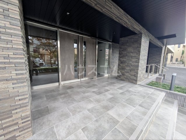 27/30 エントランス