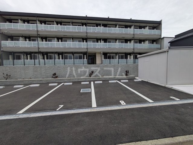 21/28 駐車場