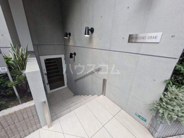 21/30 エントランス