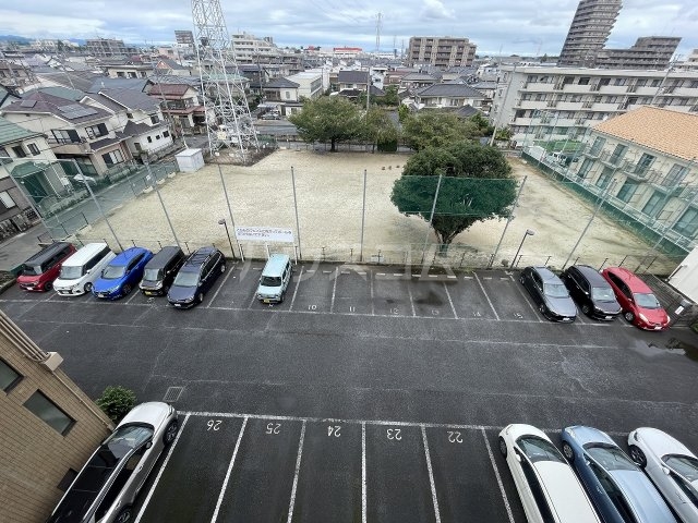 27/30 駐車場