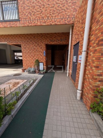 23/25 エントランス