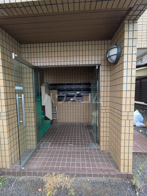 23/28 エントランス