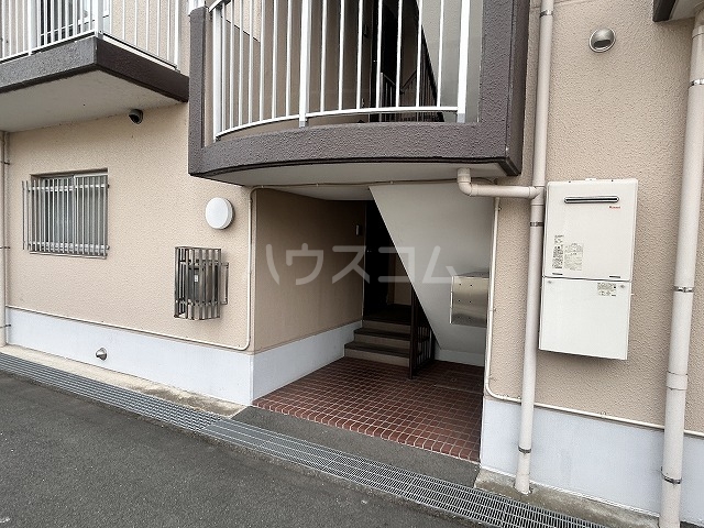 27/30 エントランス