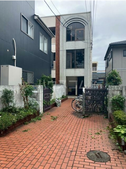 28/30 エントランス