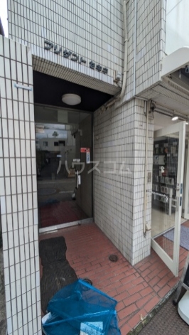 27/30 エントランス