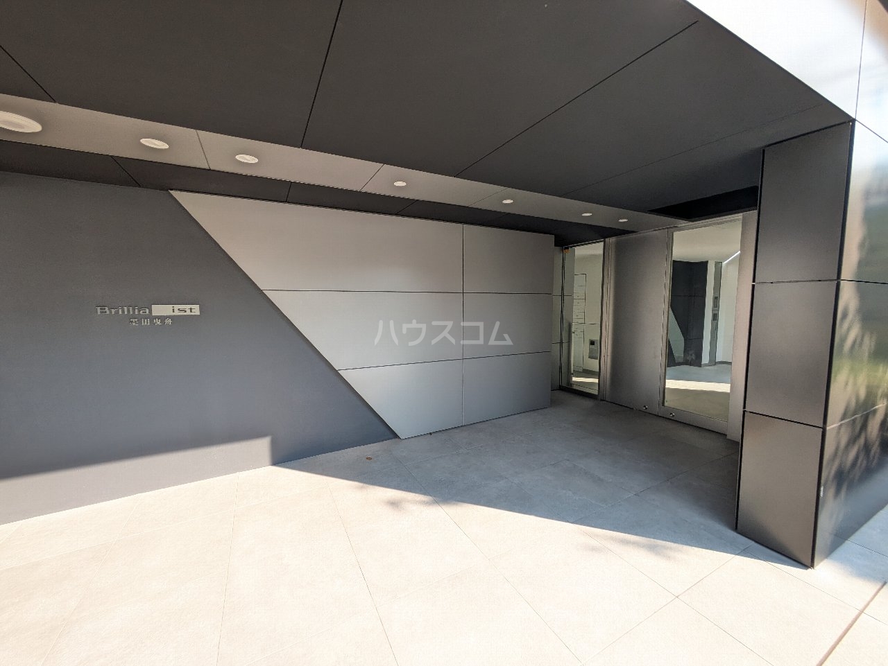 28/30 エントランス