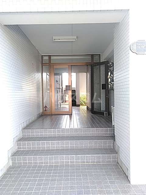 24/30 エントランス