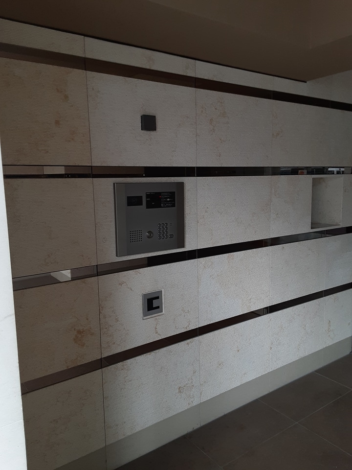 24/30 エントランス