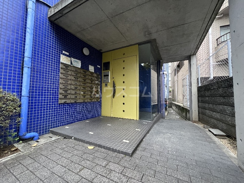 24/30 エントランス