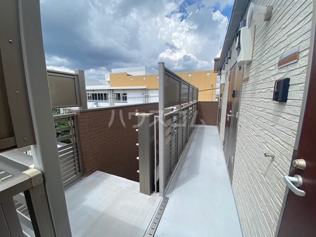 18/27 エントランス