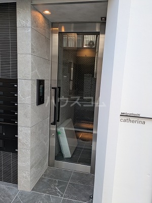 20/30 エントランス