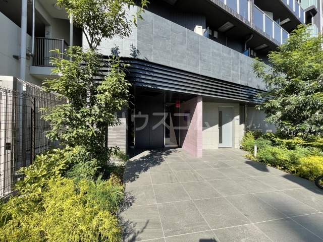 24/30 エントランス