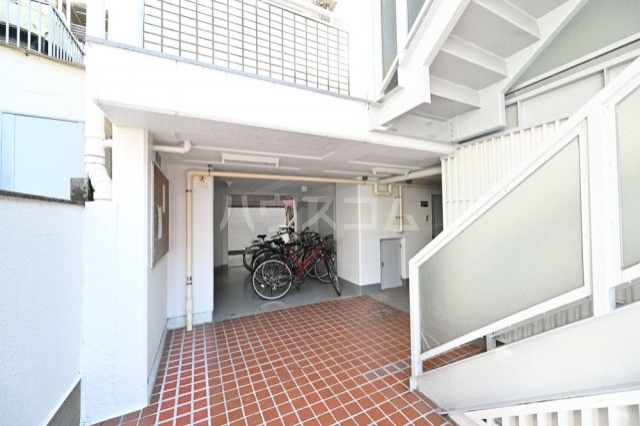 21/30 エントランス