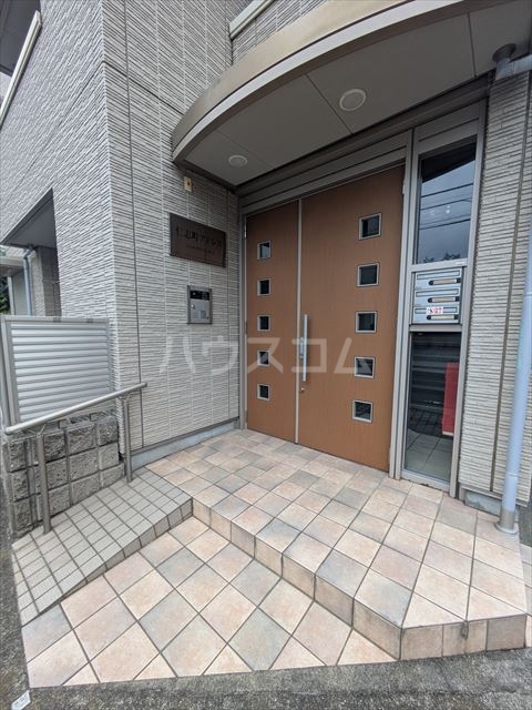 27/30 エントランス