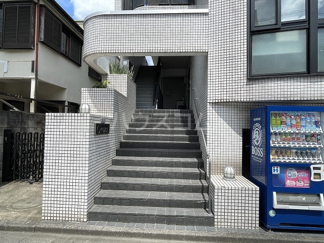 21/30 エントランス