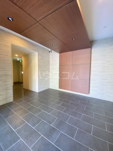 23/25 エントランス