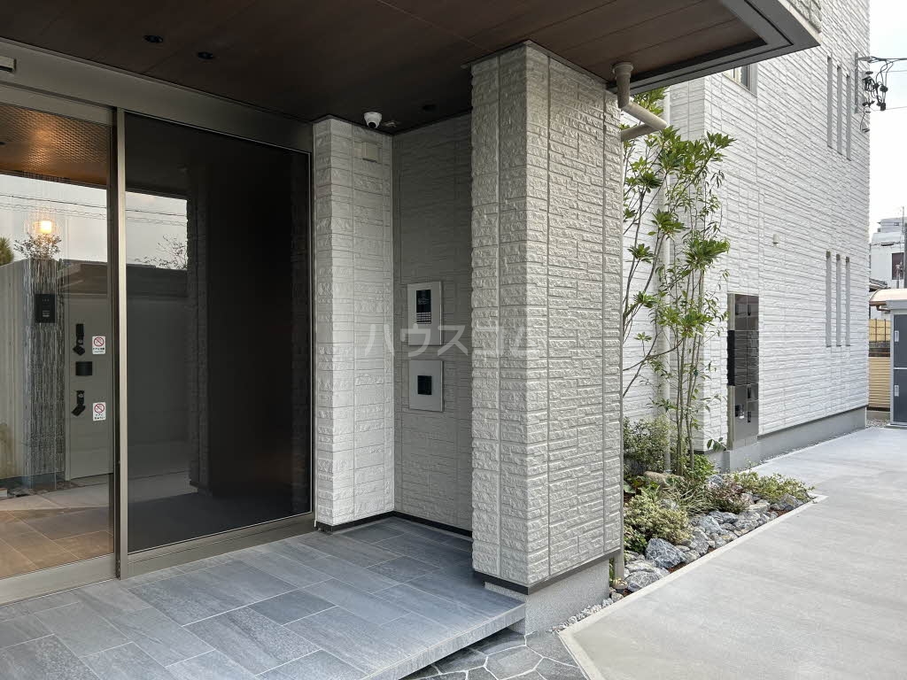 20/23 エントランス