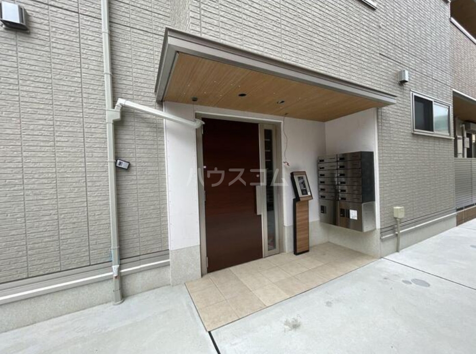 21/30 エントランス