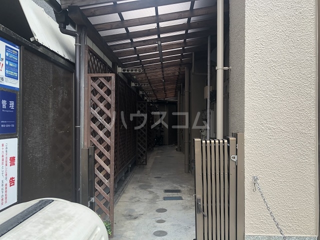 27/28 エントランス