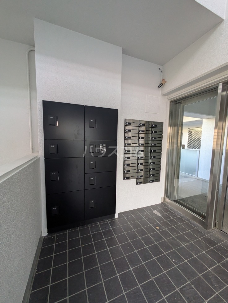 27/30 エントランス