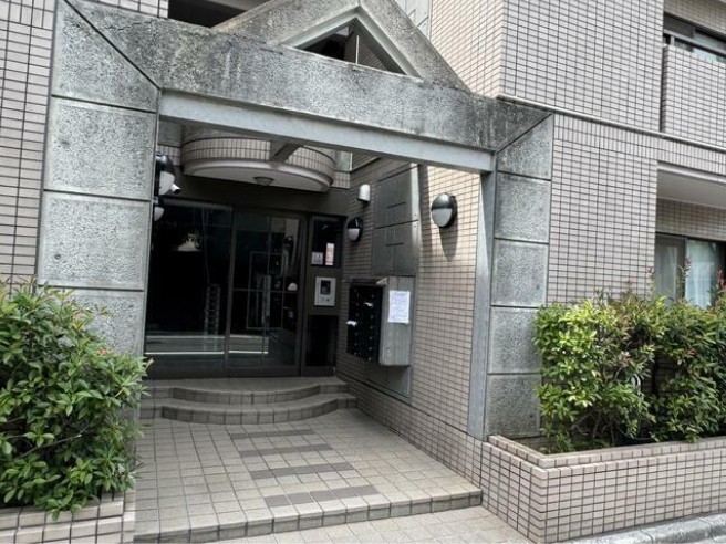 18/27 エントランス