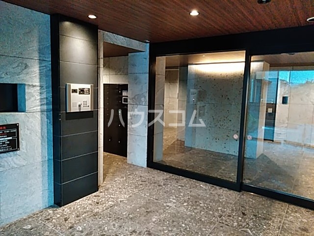 23/28 エントランス