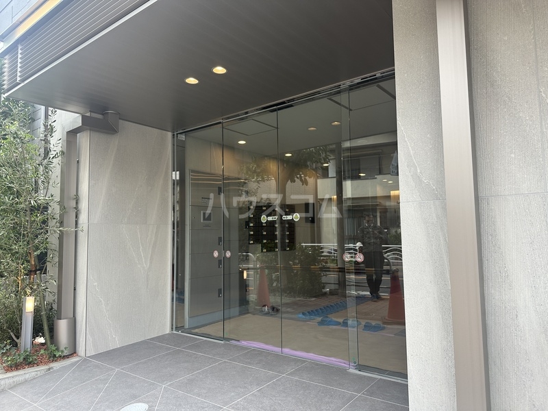 23/25 エントランス