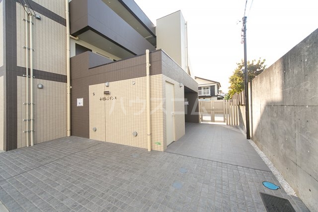 18/22 エントランス